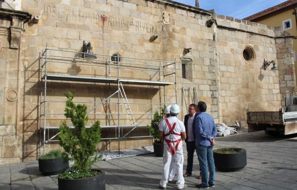Comienzan los trabajos de eliminación de una inscripción de Primo de Rivera en la Concatedral de Mérida (Badajoz)