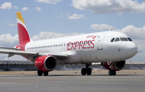 Iberia Express rebaja sus billetes con Palma de Mallorca un 21%, pero cobrará por la primera maleta