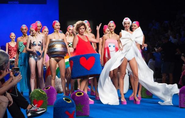Agatha Ruiz de la Prada customiza miniglús de Ecovidrio para su desfile en la Fashion Week de Madrid