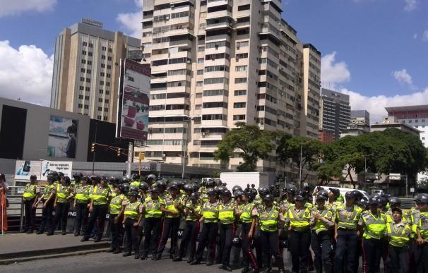 La policía de Maduro trató de controlar la protesta.