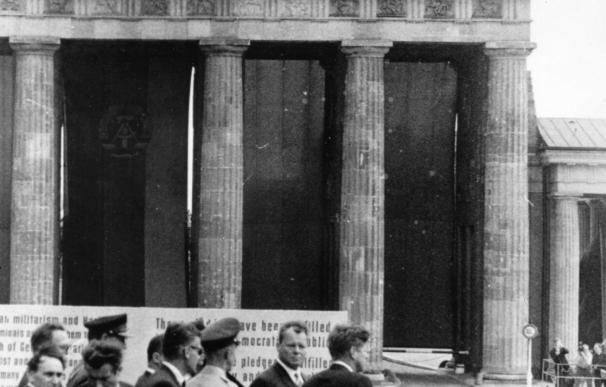 Kennedy visita la Puerta de Bradenburgo en Berlín en 1963