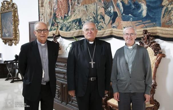 El obispo de Chimbote (Perú) visita el Cabildo y agradece su colaboración económica