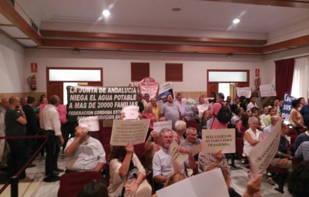 La alcaldesa suspende el Pleno por gritos de numerosos vecinos de las parcelaciones pidiendo agua