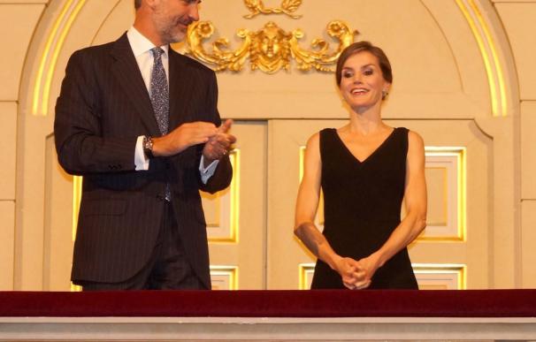 El Teatro Real entona el cumpleaños feliz a la Reina Letizia en la estreno de temporada, con el 'Otello' blanco de Verdi