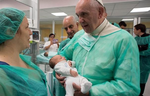 El Papa visita por sorpresa a bebés enfermos y a pacientes terminales