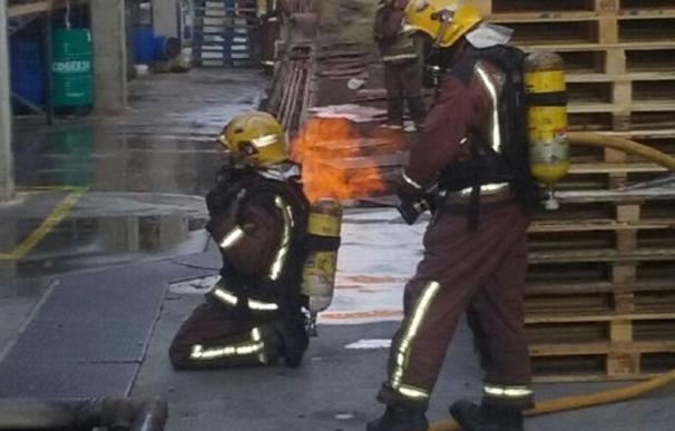 Desactivan la alerta por el incendio en una fábrica de aerosoles de Barberà