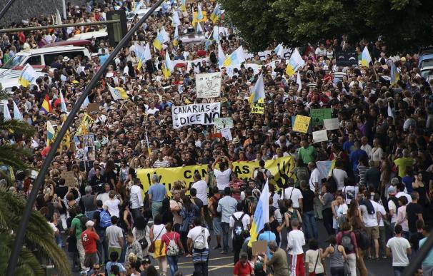 Miles de ciudadanos recorren las capitales canarias en contra de los sondeos