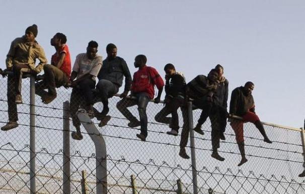 Hasta 100 inmigrantes entran en Melilla saltando la valla con Marruecos
