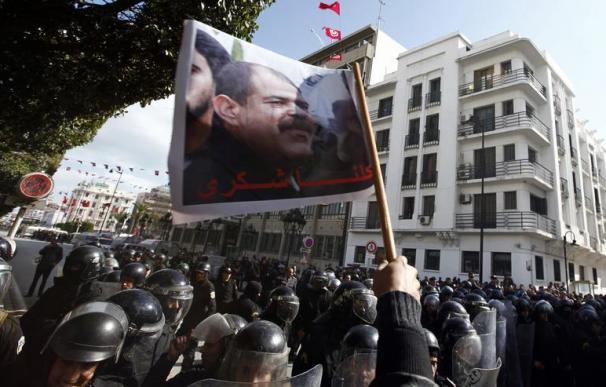 El Gobierno tunecino cae tras las protestas por la muerte de un opositor