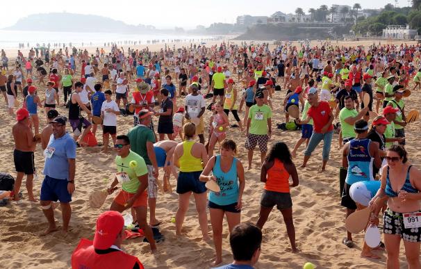 Santander bate el récord mundial de personas jugando a las palas a la vez en la misma playa