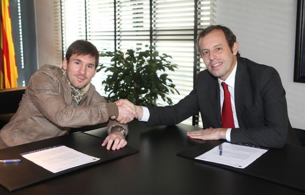 Messi firma con el Barcelona hasta el 2018