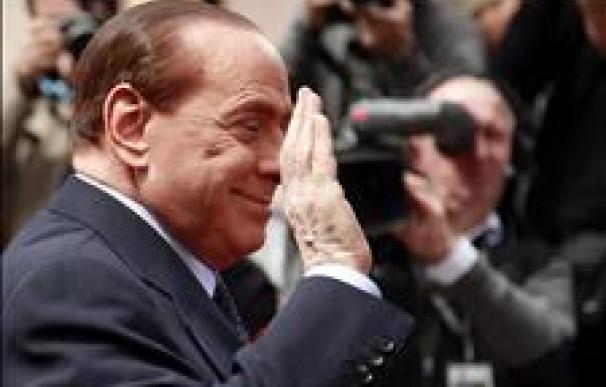 Berlusconi operado "en diez minutos y sin complicaciones" de su mano derecha