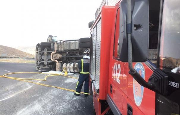 Servicios de emergencias trasladan al hospital al conductor de un camión que ha volcado en Mazarrón