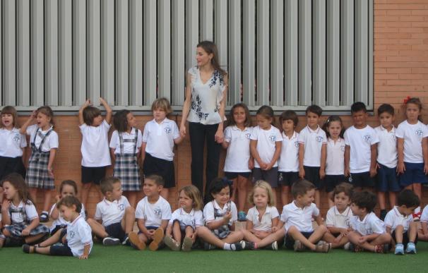 Los alumnos del CEIP 'Ginés Morata' saludan a la Reina Letizia con una yincana para inaugurar el curso