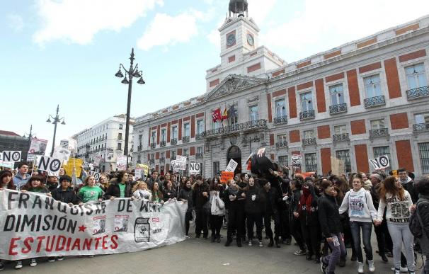 Los estudiantes recorren Madrid al grito de "menos corrupción y más educación"