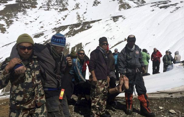 Ascienden a 38 los fallecidos y a 332 los rescatados en las montañas de Nepal