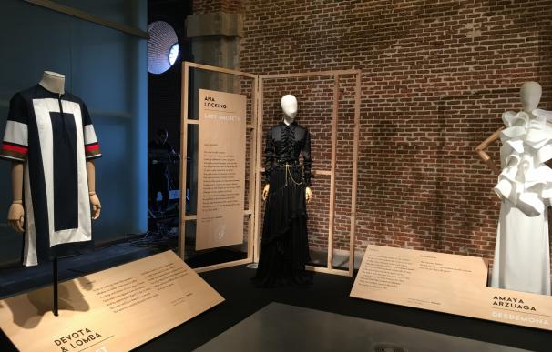 La moda conecta con la literatura en la exposición 'Trajes para Shakespeare y Cervantes' del centro cultural Conde Duque