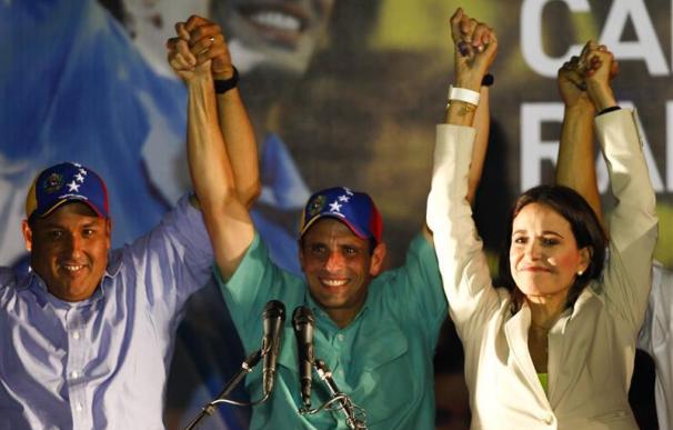 Capriles gana las primarias en Venezuela y se medirá con Chávez