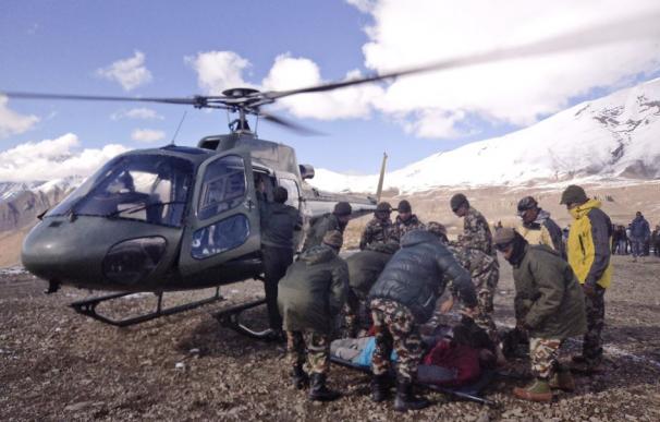 Fotografía facilitada por el ejército nepalí de varios soldados mientras trasladan un cadáver en Mustang, Nepal, el 15 de octubre de 2014