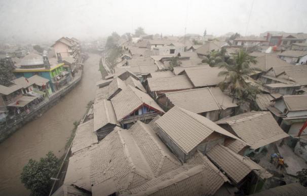 Al menos 2 muertos y 200.000 evacuados por la erupción del Kelud en Indonesia