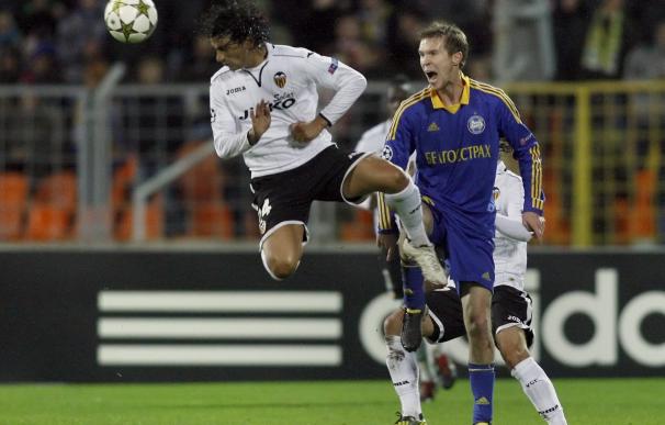 Tino Costa despeja un balón con la cabeza durante el BATE Borisov - Valencia