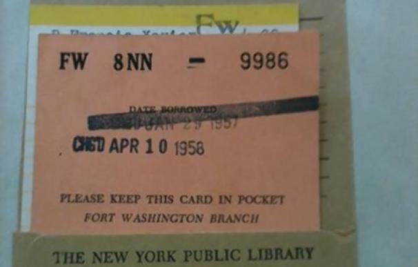 La ficha con del libro, con el sello del 10 de abril de 1958.