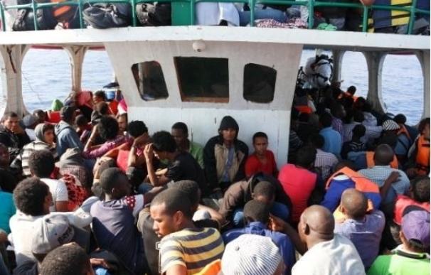 La Guardia Civil rescata cerca de Sicilia un pesquero a punto de hundirse con 239 migrantes, 33 de ellos menores