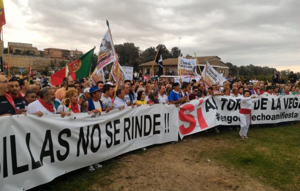 Cientos de personas se manifiestan a favor del Toro de la Vega tras una pancarta con el lema "Tordesillas no se rinde"