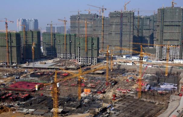 Vista general de la construcción de edificios en Qingdao, este de China.