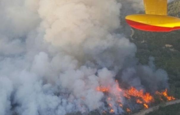 La ola de incendios arrasa más de 6.000 hectáreas, tiene en alerta a Entrimo y hay cuatro fuegos sin control