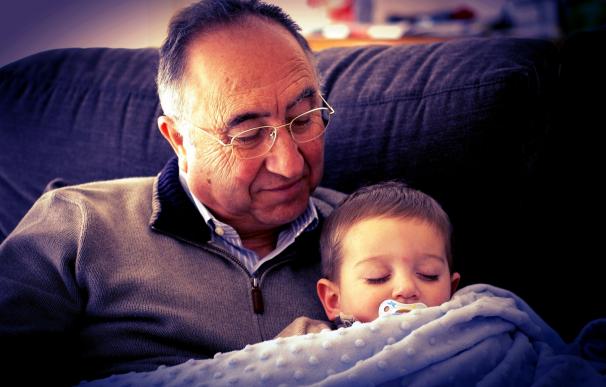 El cuidar ocasionalmente a los nietos ayuda a prevenir el deterioro cognitivo, según un experto
