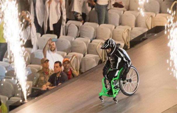 Increíble salto mortal en silla de ruedas de Aaron Wheelz para abrir los paralímpicos