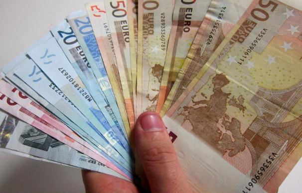 El Gobierno ilegaliza las transacciones comerciales en efectivo superiores a 2.500 euros.