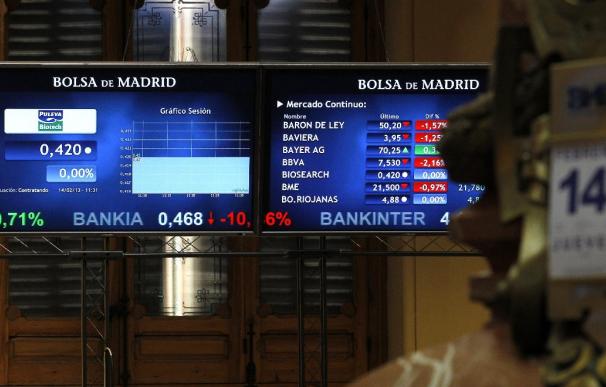 Unos monitores de la Bolsa de Madrid muestran la cotización de los distintos valores.