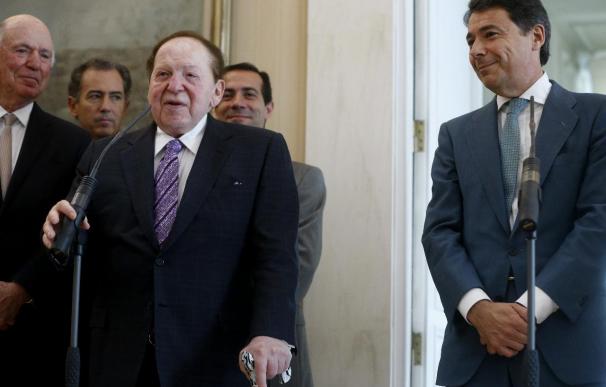 El presidente de la Comunidad de Madrid, Ignacio González, junto al magnate estadounidense Sheldon Adelson (2i), y el director general de Las Vegas Sands, Michael Leven.