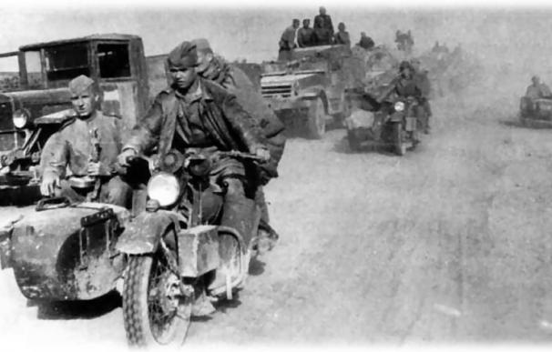 Unos soldados soviéticos sobre las Harley de EEUU.