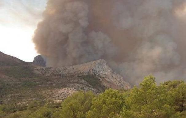 Dos helicópteros con base de Prado de Esquiladores (Cuenca) participan en el fuego de Bolulla (Alicante)