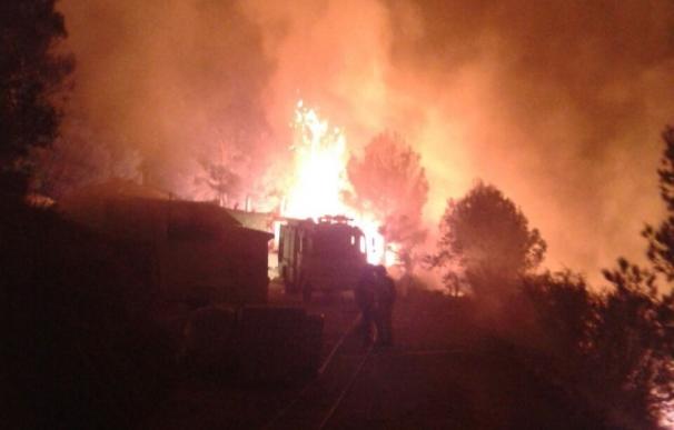 Desalojadas un centenar de personas por el incendio de Bolulla en el que ya actúa la UME