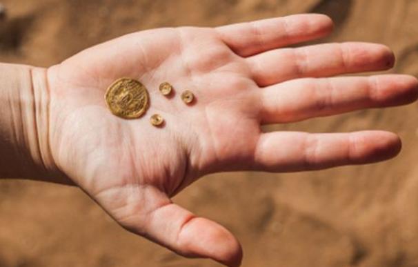 Algunos objetos de oro encontrados en un 'basurero' de la época bizantina en Arsuf.