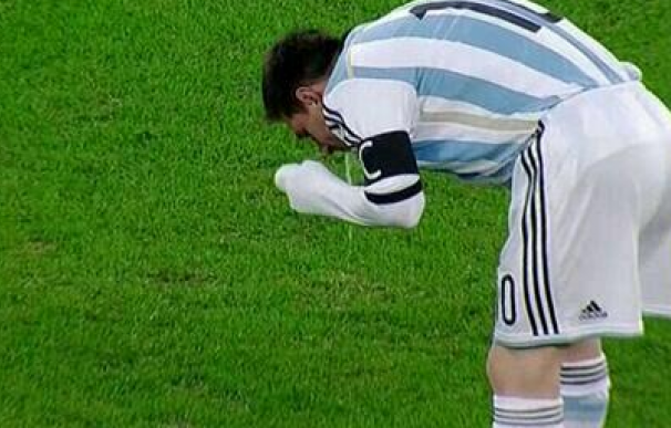 Messi vomitó durante el Argentina - Rumanía