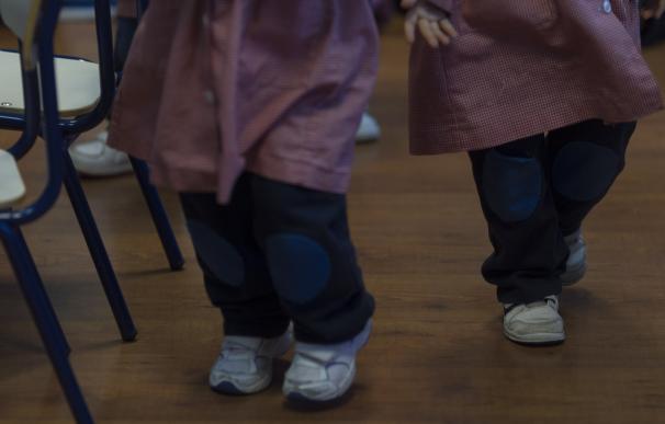 Los podólogos recomiendan que los niños lleven calzado adecuado a sus necesidades motrices y no más grande de su talla