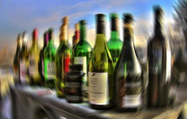 Investigadores calculan que los españoles beben casi diez litros de alcohol puro al año