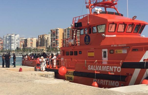 Trasladan a cuatro personas al hospital tras llegar al puerto de Málaga la patera con 52 ocupantes