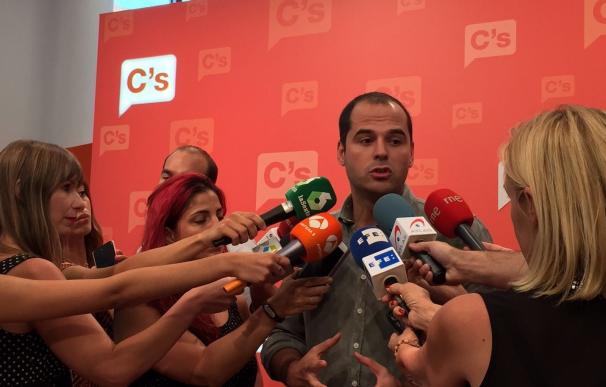 Aguado dice ahora que no irán ni con Sánchez ni con Rajoy si no tienen "mayorías para su investidura"
