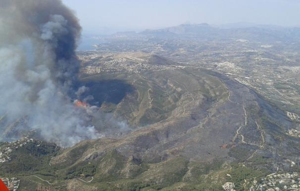 La Guardia Civil desaloja Cumbres del Sol de forma preventiva por el incendio de Jávea y Benitatxell