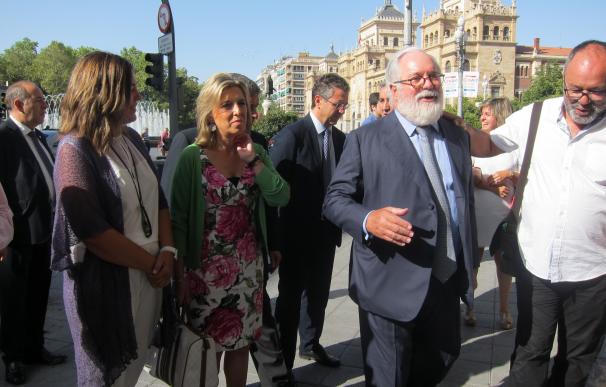 Cañete dice que sus colegas europeos no aciertan a entender que en España no se forme gobierno