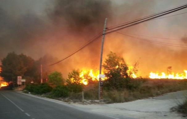 Ascienden a más de 1.000 las personas desalojadas de 14 urbanizaciones en el incendio de Jávea