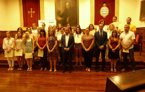 Liberbank entrega las ayudas anuales para la movilidad de estudiantes de la Universidad de Oviedo