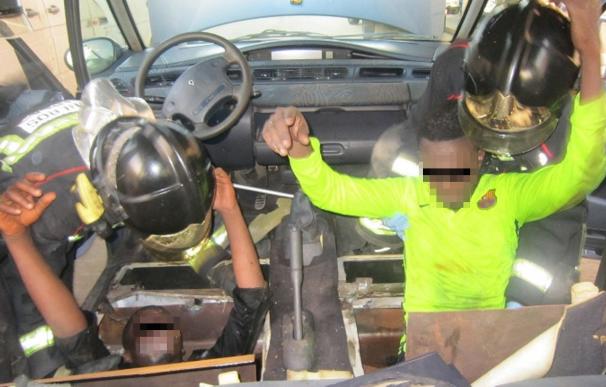 La Guardia Civil rescata a cuatro personas del interior del doble fondo de un vehículo