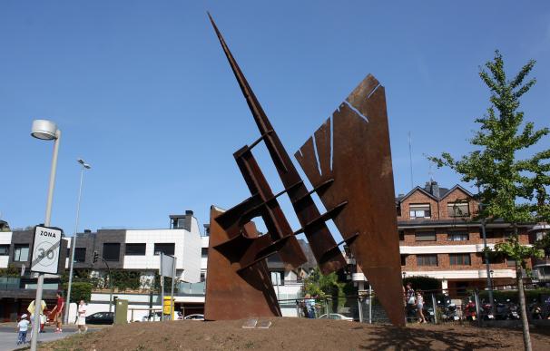 Valdecilla reubica la escultura 'Kinesis' en el acceso norte a Urgencias